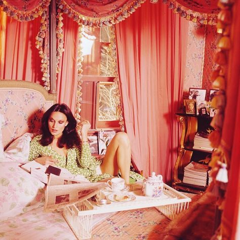 Diane Von Furstenburg at her Manhattan apartment,... - 70s AESTHETIC Espresso At Home, Messy Nessy Chic, Manhattan Apartment, Vogue Archive, Pink Bedroom, Pink Room, Diy Bed, Breakfast In Bed, Bedroom Aesthetic