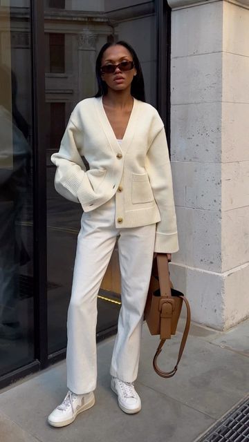 Medium Length Cardigan Outfit, Minimal Fashion Spring, Fall 2023 Cardigan, Effortlessly Chic Outfits Fall, Quiet Luxury Fall Outfit, Fall White Outfits For Women, Quiet Luxury Fashion Fall, Classy Cardigan Outfit, Khaite Cardigan Outfit