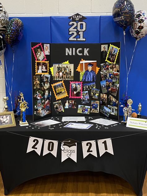 High School Senior Table Display, Grad Party Set Up Ideas, Grad Tables, Senior Table Display, Senior Tables, Senior Display Table Ideas, Graduation Display Table, Graduation Picture Boards, Grad Table