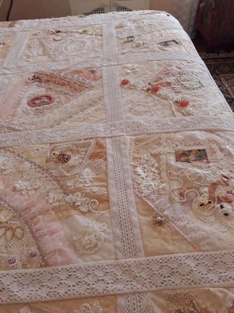 Using Lace In Quilts, Vintage Lace Quilt Ideas, Quilt With Lace, Lace Quilts Ideas, Quilts With Lace, Crazy Quilts Ideas, Doily Quilts, Crazy Quilting Ideas, Doily Quilt