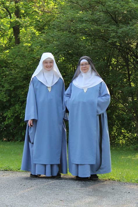 Photographs Convent Life, Holy Orders, Happy Habits, Nuns Habits, Traditional Catholicism, Broadway Costumes, Strange Flowers, Thérèse Of Lisieux, Catholic Priest