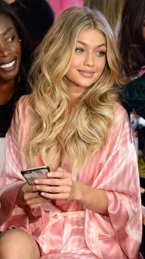 Gigi Hadid Hair, Victoria Secret Hair, Bombshell Hair, Vacation Hairstyles, Kadeřnické Trendy, Blonde Hair Inspiration, Model Aesthetic, Blonde Bombshell, Hair Inspo Color