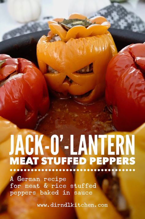 Gefüllte Paprika: Jack-O'-Lantern Meat & Rice Stuffed Peppers - dirndl kitchen Turkey Taco Skillet, Halloween Stuffed Peppers, Stuffed Peppers Beef, Taco Skillet, Stuffed Peppers With Rice, Spooky Dinner, Halloween Food Dinner, Easy Stuffed Peppers, Turkey Taco