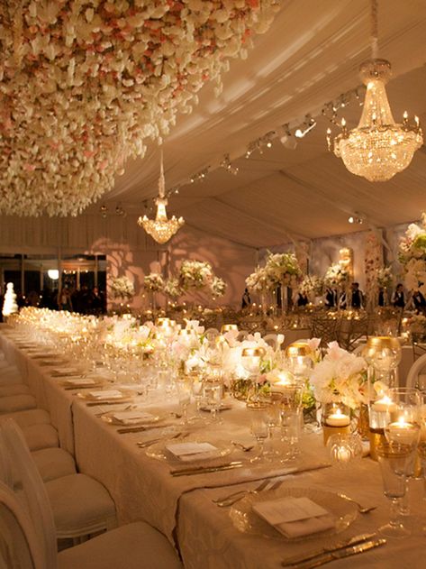 Wedding Ball Room Decoration, Weeding Decoration Inside, Gold White Wedding Decor, Classic Elegant Wedding Decor, Luxury Wedding Venues Indoor, Wedding Theme Gold, White And Gold Wedding Decor, Long Tablescape, Quiet Luxury Wedding