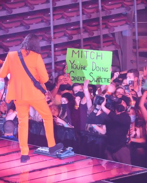 harrydailynews’s Instagram profile post: “I need to know who brought this sign i love it 💟 #Harrystyles #Gucci #loveislove #FineLine #stayhome #fashion #bisexual #boyfriend #boys…” Mitch Rowland, Concert Signs, Harry Styles Concert, Love Band, Sam Smith, Mr Style, I Need To Know, Harry Edward Styles, Edward Styles