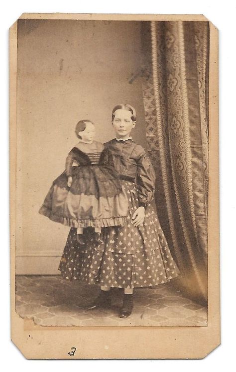 Vintage Children Photos, Children's Dresses, Doll Quilts, China Head Doll, Portrait Vintage, Antique Portraits, The Victorian Era, Victorian Photos, Clothes Vintage