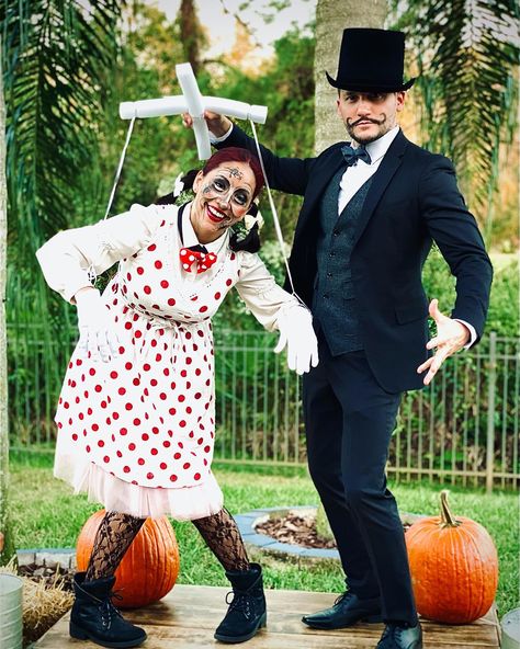 Puppet master doll makeup diy halloween costume Ventriloquist Doll Costume Couple, Puppet Master Costume, Pippin Costumes, Marionette Costume, Puppet Makeup, Christmas Performance, Puppetry Theatre, Couples Costume Ideas, Puppet Costume