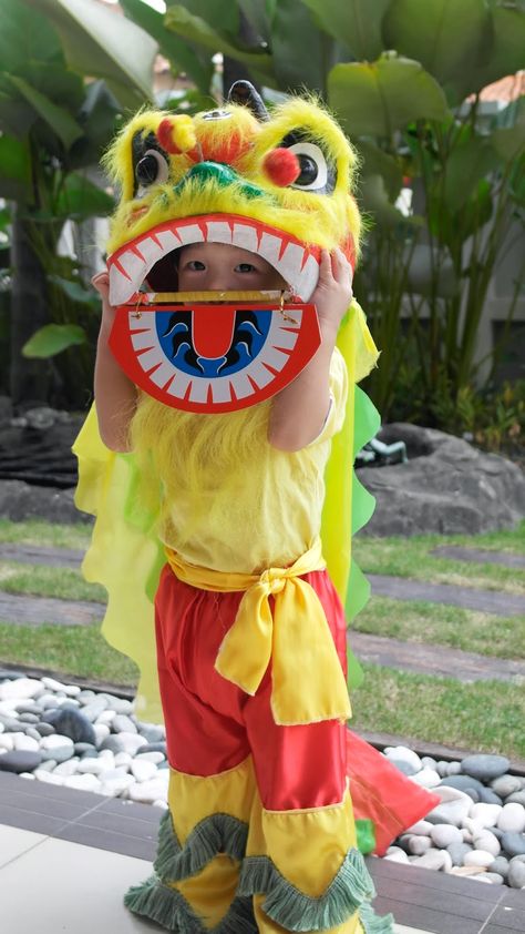 Pants for Lion Dance Lion Dance Craft, Chinese Lion Costume, Diy Lion Dance Head, Lion Dance Photography, Lion Costume Diy, Chinese Lion Dance Costume, Lion Dance Costume, Chinese Dancing Lion, Chinese New Year Parade