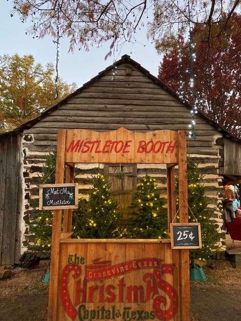 Mistletoe booth in Texas Texas Christmas Wallpaper, Texas Winter, Texas Christmas, Christmas Tree Lots, Christmas Photo Booth, Christmas Farm, Cowboy Christmas, Holiday Market, Christmas Photoshoot