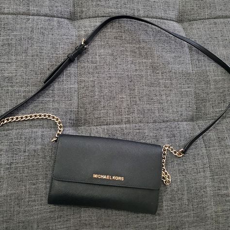 Michael Kors Crossbody Bag Black, Black Michael Kors Purse, Michael Kross Bags, Bd Outfits, Mk Bags Michael Kors, Black Bag Outfit, Michael Kors Bag Black, Dream Wishlist, Mk Wallet