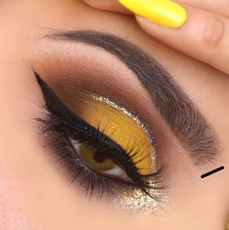 Mustard Makeup Look, Mustard Eye Makeup, Mehndi Eye Makeup, Makeup For Yellow Outfit, Eyeshadow Looks For Haldi, Yellow Eye Makeup For Haldi, Haldi Mehandi Eye Makeup, Haldi Mehndi Eye Makeup, Mustard Yellow Eye Makeup