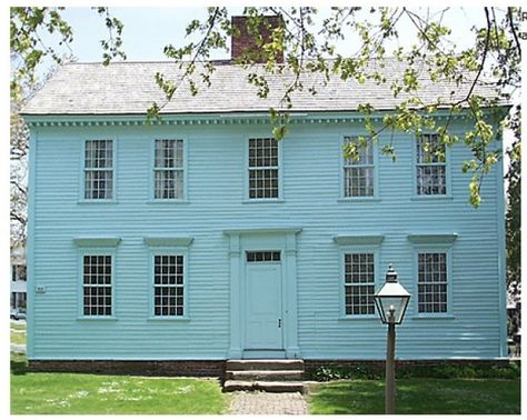 The Wells-Thorn House in Deerfield, Massachusetts, was built in several sections & in many styles over the course of the 18th 19th centuries. This second section, now the main building, was built between 1751 & 1757. This building was constructed in the Georgian Style, a type of early American architecture influenced by the classical orders of ancient Greece & Rome, the designs of Italian architect Andrea Palladio, & English architects like Inigo Jones & Sir Christopher Wren. Inigo Jones Architecture, 1800s Colonial House, Federal Colonial House, American Homes Exterior, Historic Deerfield, Deerfield Massachusetts, Federal Architecture, Old House Exterior, Cornwall House