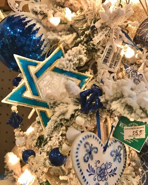 Jewish Christmas Tree, Hanukkah Christmas Tree, Hanukkah Village, Hanukkah Tree, Hanukkah Decorations, Christmas Hanukkah, Christmas Tree Themes, Menorah, Touch Of Gold