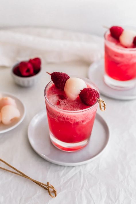 Lychee Mocktail, Lychee Syrup, Lychee Cocktail, Raspberry Drink, Raspberry Cocktail, Breakfast And Brunch, Summertime Drinks, Fruity Drinks, Fizzy Drink