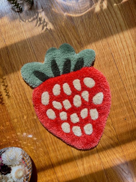 Mushroom Tufting, Easy Tufting Ideas, Groovy Rug, Easy Rug Tufting Ideas, Beginner Rug Tufting Ideas, Small Rug, Trendy Rugs, Strawberry Rug, Cute Rug