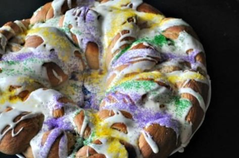 Epiphany Celebration, Kings Cake, King Cake Recipe, Resipi Kek, Cake Pulls, Mardi Gras King Cake, Mardi Gras Food, Cake Easy, Pull Apart Bread