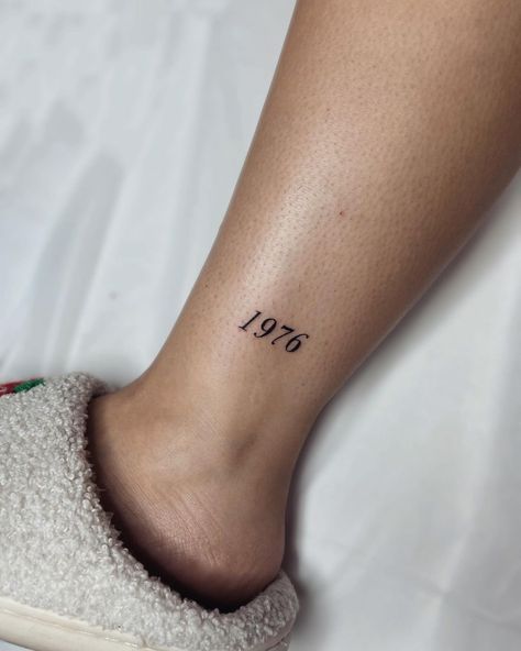 1976 🖊️ #tattoo #tattoos #art #artist #womentattoos #fyp #foryou #foryoupage #feminine #womenartist #reel #reels #tinytattoo… | Instagram 1976 Tattoo, October Tattoo Ideas, Anna Tattoo, October Tattoo, Fine Tattoo, Collage Tattoo, Date Tattoo, Lover Tattoo, Grace Tattoos