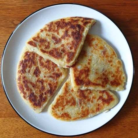 Potato bread is one of 9 traditional Irish breads you need to taste Irish Potato Farls, Irish Breads, Farls Recipe, Potato Farls, Soda Breads, Irish Potato Bread, Veggie Desserts, Irish Bread, Irish Potato