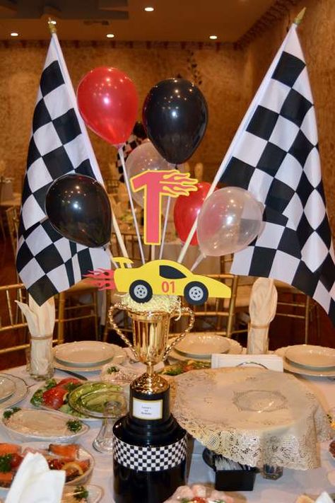 Race Car Themed Centerpieces, Race Car Table Centerpieces, Race Car Table Decorations, Race Car Centerpieces, Hot Wheels Centerpieces, Car Birthday Party Ideas, Race Car Birthday Party Ideas, Car Centerpieces, Ferrari Party