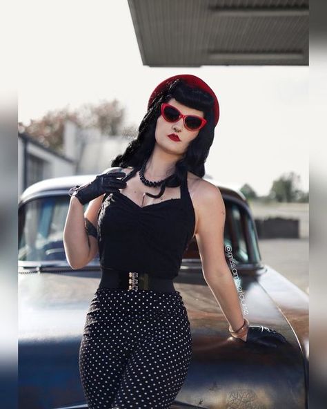 1940s Rockabilly Fashion, Rockabilly Pants Outfits, Greaser Aesthetic Woman, 50s Rock Fashion, Rockabilly Goth Fashion, Pinup Goth Fashion, Pinup Fashion Modern, Rockabilly Looks For Women, 50s Outfits For Women Vintage