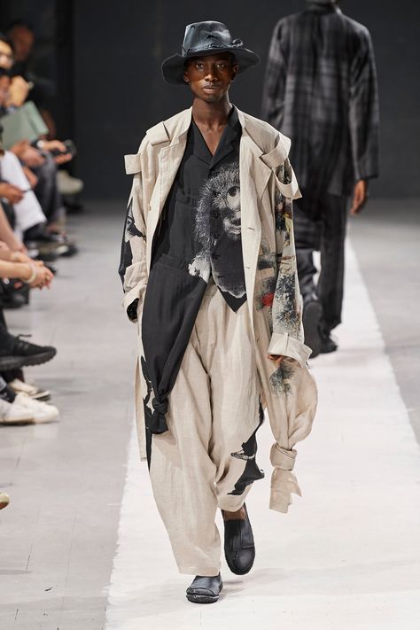 Yohji Yamamoto - Spring 2024 Menswear https://www.vogue.com/fashion-shows/spring-2024-menswear/yohji-yamamoto/slideshow/collection#7 Yohji Yamamoto Street Style, Yohji Yamamoto Menswear, Yoji Yamamoto, Yohji Yamamoto Men, Japanese Fashion Designers, 2024 Menswear, Paris Fashion Week Runway, Copenhagen Fashion Week, Menswear Fashion Show