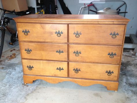 Dresser "before" Colonial Dresser Makeover, Old Colonial Homes, Updated Colonial, Dresser Flips, Colonial Bedroom, Early American Style, Dresser Redo, Style Dresser, Colonial Furniture