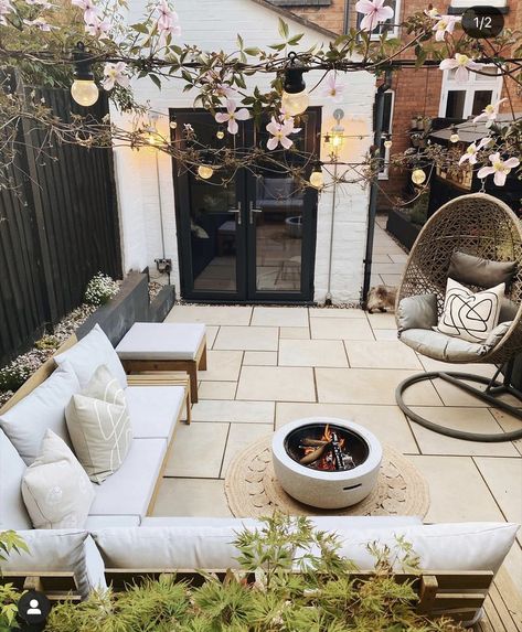 Cosy Garden Ideas, Cosy Garden, Small Garden Landscape, Cozy Backyard, Home Themes, Outdoor Patio Decor, Dream House Decor, Small Garden, Patio Design