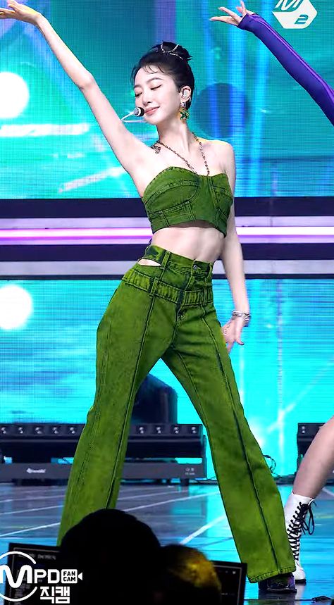 Green Stage Outfit, Green Kpop Stage Outfits, Corset Fashion, Party Fits, Crazy Outfits, Ulzzang Fashion, Performance Outfit, Kpop Outfits, Stage Outfits