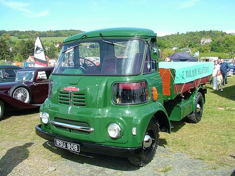 Austin Lorry. This is an FG-350. Great little lorries, although the brakes weren't so good! They had the same FX4 engine as the London Taxi. Zombie Tsunami, Bedford Truck, Bicycle Engine, Vintage Children Photos, London Taxi, Old Commercials, Old Lorries, Antique Trucks, Classic Truck