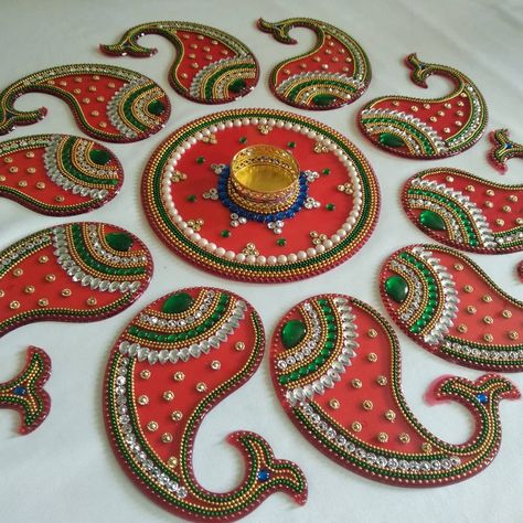 Beautiful Kundan Rangoli Home Decore/ Table Decor /Floor Art / Diwali Rangoli For order what's up 9632104324.. Big rangoli.. Kundan Rangoli Designs, Diwali 2022, Kundan Rangoli, Handmade Decorative Items, Acrylic Rangoli, Plate Decoration, Big Rangoli, Rangoli Art, Kundan Work