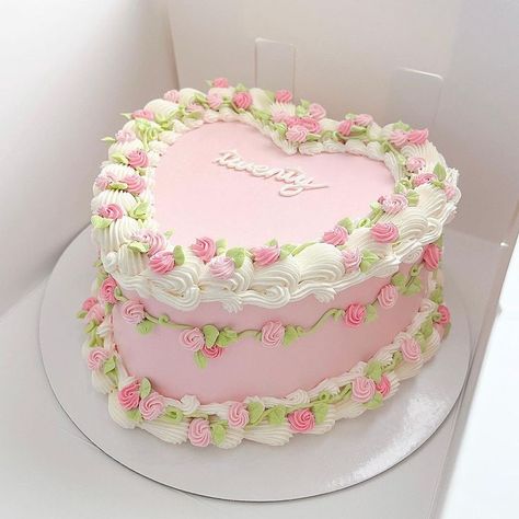 Strawberry Vintage Cake, Cute Cake Ideas Birthdays, Butterfly Heart Cake, August Birthday Cake, Cute Cakes Birthday, Gemini Cake, August Cake, Strawberry Heart Cake, Cute Birthday Cake