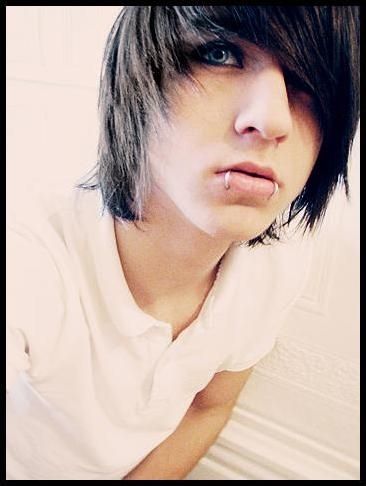 I had to repin this once I saw it. I use to have this photo on my binder way back in high school when i went through my little punk phase hahaha hadn't seen it since then Pretty Eyes Color, Emo Scene Boys, Emo Boy Hair, Emo Hairstyle, Alex Evans, Scene Guys, Cute Emo Guys, Emo People, Scene Boys