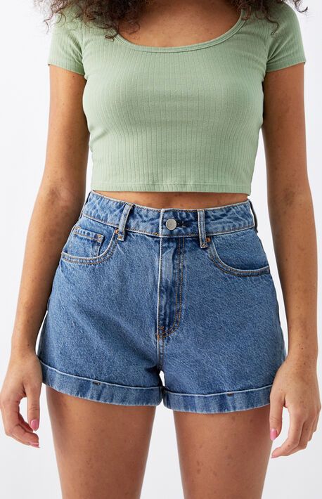 Denim Mom Shorts, Mom Jeans Outfit, Summer Shorts Outfits, Mom Jeans Shorts, Fabric Light, Cropped Cami, John Galt, Mom Shorts, Cute Summer Outfits