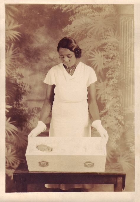 A matte gelatin silver print from the 1930's showing a mother looking at her child in its coffin. Memento Mori Photos, Post Mortem Pictures, Victorian Photos, Momento Mori, Cemetery Art, Gelatin Silver Print, Silver Print, Post Mortem, Jacksonville Florida