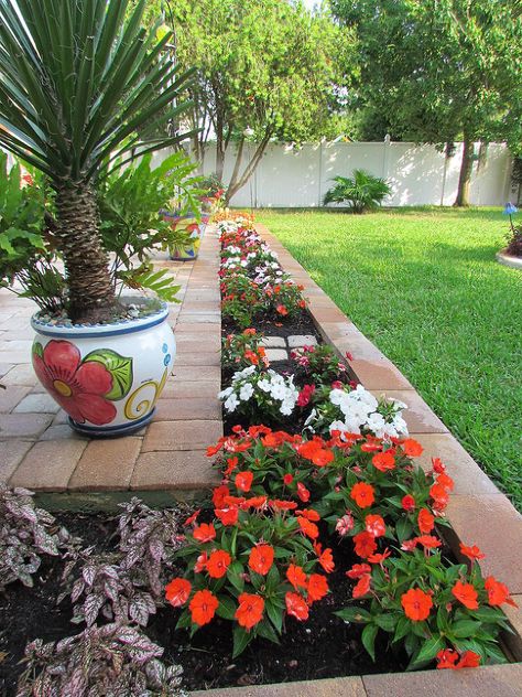 An exquisite flower border is the icing on the cake for this pretty patio. Flower Garden Borders, Flower Garden Pictures, Flower Bed Borders, Flower Bed Edging, Pinterest Pictures, Flower Bed Designs, Garden Flower Beds, Garden Posts, Garden Pictures