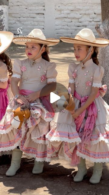 CHARREANDO ANDAMOS on Instagram: "La escaramuza Xapoxil Caballito de Palo 🥰😍  #CharreandoAndamos #charreria #escaramuza #amazonas #caballitodepalo #xapoxil" Escaramuza Dresses, Vestido Charro, Carnaval Outfit, Mexican Party, 1st Bday, Rapunzel, Halloween Makeup, Pastel, Weddings