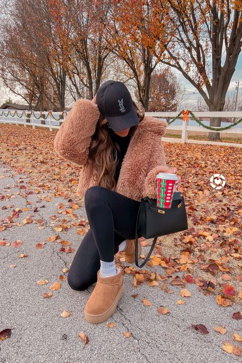 Platform Ugg Outfit, Ugg Ultra Mini Outfit, Ultra Mini Uggs Outfit, Platform Outfits, Mini Uggs Outfit, Platform Boots Outfit, Platform Outfit, Emily Ann Gemma, Faux Fur Outfit