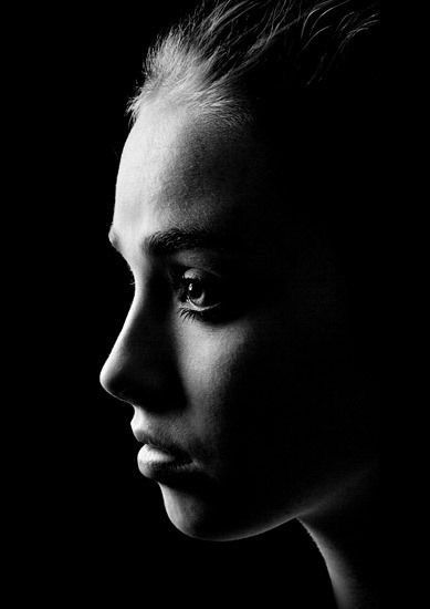 Freya Mavor, Low Key Portraits, Artistic Portrait Photography, Black And White Photography Portraits, Low Key Photography, Desen Realist, Studio Portrait Photography, Foto Portrait, Portrait Lighting