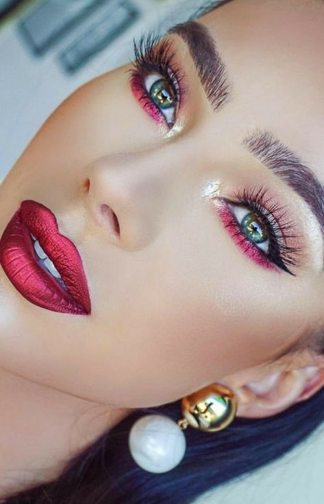 Metallic Red Lipstick, Red Lipstick Makeup Looks, Crown Makeup, Makeup Professional, Christmas Eye Makeup, Mekap Mata, Alat Makeup, Red Lipstick Makeup, Christmas Makeup Look