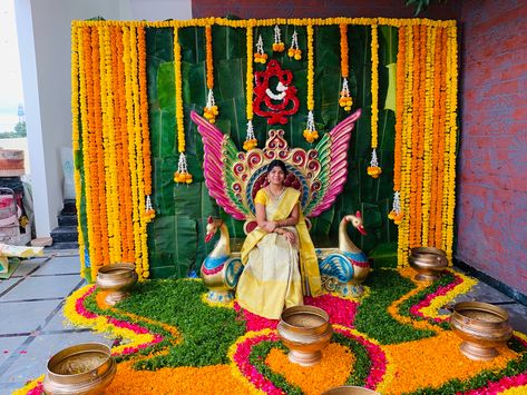 Haldi Baground, Haldi Decoration Ideas At Home For Bride, Haldi Decoration Ideas At Home For Groom, Haldi Background Decoration, Haldi Decoration Ideas At Home, Haldi Function Decoration, Mangala Snanam, Door Flower Decoration, Mehendi Decoration