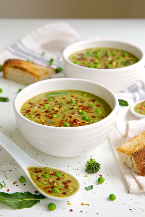 Creamy Miso Broccoli Soup. It’s smooth, creamy, and slightly spicy with a kick of umami. It’ll warm you to your core on these relentlessly cold winter days. And since it’s loaded with fiber and plant proteins, you’ll be feeling energized to take on the rest of the day! Miso Broccoli, Mongolian Sauce, Shoyu Sauce, Asian Bbq Sauce, Sesame Crackers, Broccoli Soup Recipe, Easy Lunch Idea, Korean Bbq Sauce, Asian Bbq