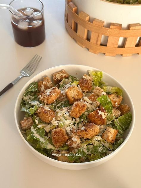 chicken caesar salad Easy Healthy Food Dinner, Healthy Chicken Ceaser Salads, Southern Fried Chicken Salad, Ceaser Salad Recipe Ideas, Caesar Salad Meal Prep, Healthy Food Ideas Chicken, Healthy Yummy Salads, Easy Dinner Ideas For Family Healthy, Easy Dinner Inspiration