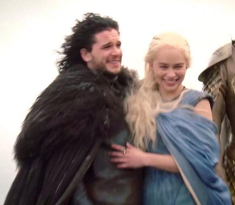 Daenerys and Jon  pic.twitter.com/nShK1H9Pf0 Daenerys And Jon, Jon Snow, Daenerys Targaryen, Game Of Thrones, A Man, On Twitter, Memes, Funny, Twitter