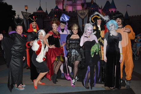 Disney Villain Costumes, Cute Group Halloween Costumes, Villain Costumes, Disney Villain, Halloween Costumes Friends, Hollywood Party, Group Costumes, Group Halloween Costumes, Costumes Ideas