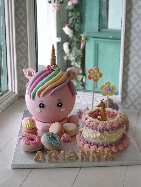 Unicorn Pinata Cake, Pinata Unicorn, Unicorn Cake Pops, Eid Sweets, Bomb Cake, Bolo Vintage, Unicorn Desserts, Pinata Cake, Candy Cakes