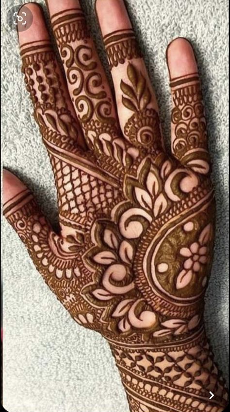 Beautiful Mehendi Degins Front Hand, Karva Choth Mehndi Design Simple, Karva Chauth Mehndi Designs, Palm Mehndi, Palm Mehndi Design, Henna Hand, Karva Chauth, Bridal Mehendi Designs Hands, Basic Mehndi