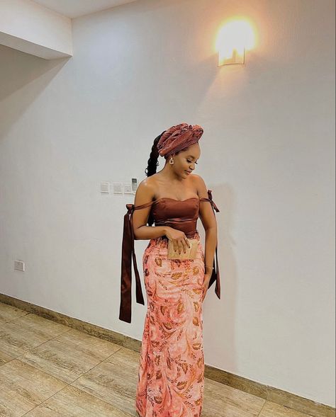 Style For Birthday Shoot, Brown Asoebi, Trendy Asoebi Styles, Style For Birthday, Nigeria Dress, Gala Attire, Asoebi Lace Styles, Wedding Guest Outfit Spring, Aso Ebi Lace Styles