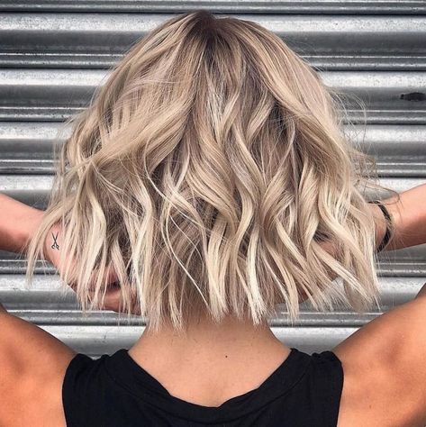 Textured Choppy Bob With Blonde Balayage Bob Highlights, Messy Bob Haircut, Balayage Bob, Messy Bob Hairstyles, Kadeřnické Trendy, Choppy Bob Hairstyles, Hair For Women, Lob Hairstyle, Shoulder Length Hair Cuts