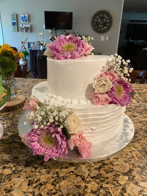 Simple two tier wedding cake with lilac flowers Wedding Cakes Lilac, Two Tier Cake, Cake Simple, Fresh Flower Cake, Lilac Wedding, Simple Wedding Cake, Tier Cake, Floral Cake, Lilac Flowers