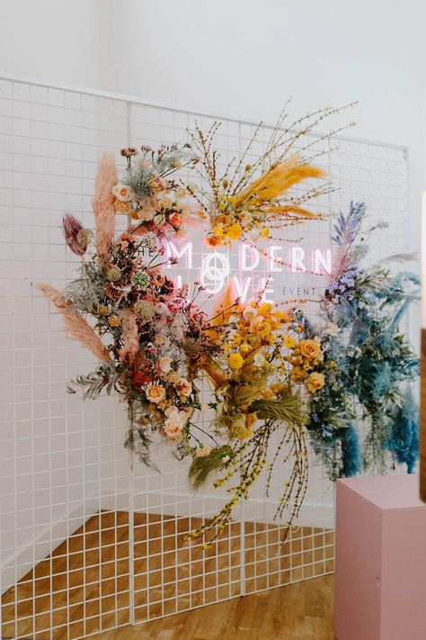 The biggest 2019 wedding trends spotted at Modern Love Event San Diego - 100 Layer Cake Flowers Installation, Display Visual Merchandising, Decor Studio, Flower Installation, Camp Wedding, Salou, Modern Love, Arte Floral, Event Styling